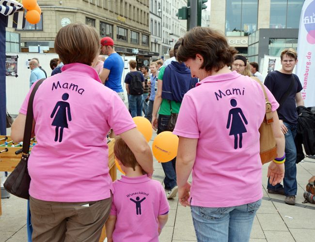 Однополые браки обязаны признавать все страны ЕС: решение суда