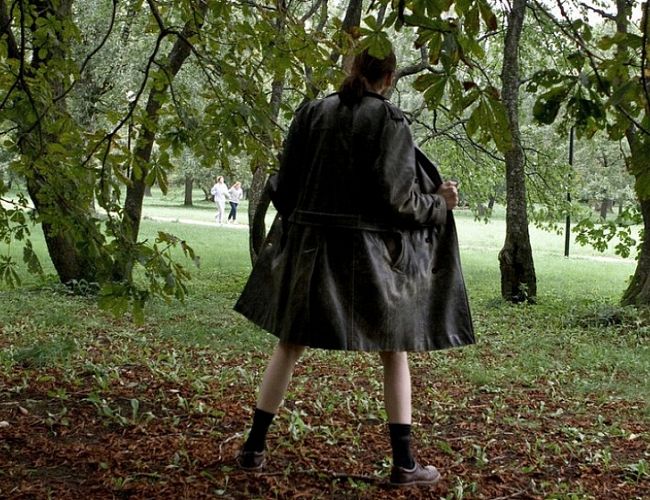 Снял трусы и всё показал: пожилой мужчина шокировал детей и взрослых