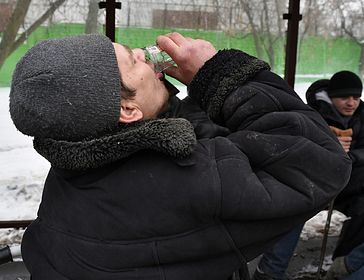 Одеколон и самогон вытесняют водку: что на самом деле пьют в Латвии?