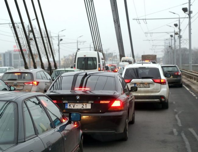 Наконец выяснилось, откуда в Риге пробки? Умники из соцсетей ищут решение проблемы