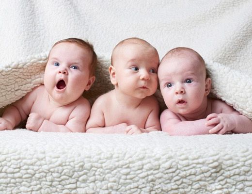 Rīgā dzimušo trīnīšu ģimenei piešķir vienreizēju valsts pabalstu 15 000 eiro apmērā