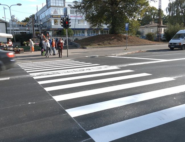 Пристают к прохожим, бьют окна, терроризируют продавцов: в Ильгюциемсе орудует банда подростков