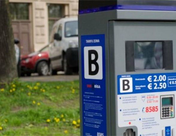 Первый час — бесплатно? Платная парковка в Риге подорожает, но обещают бонус