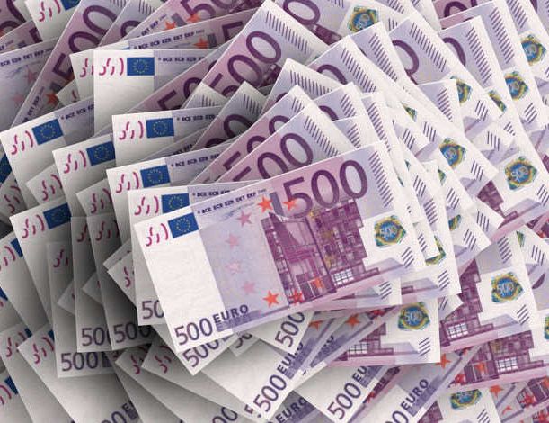 «Аномально» высокие зарплаты: кто и за что получает их в Латвии? (СПИСОК)