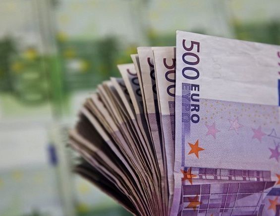 С Нового года снова повышают минималку: кому это выгодно?