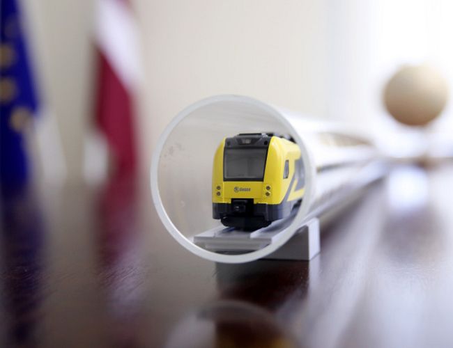 А зато и в мороз едут! Люди в шоке от замёрзших латвийских поездов