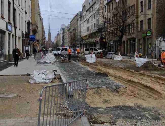 Коварная яма и «жадная» дума: рижанка почти год не может добиться компенсации за травму