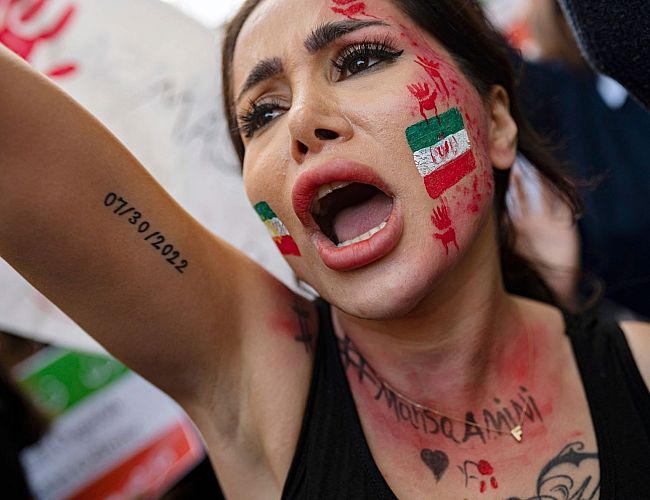 «Будем обращаться как с врагами». Полиция Ирана пригрозила протестующим смертью