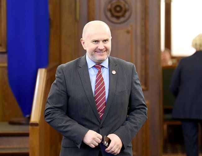 Зивтиньш: «Выходит, что электромобили важнее детей»