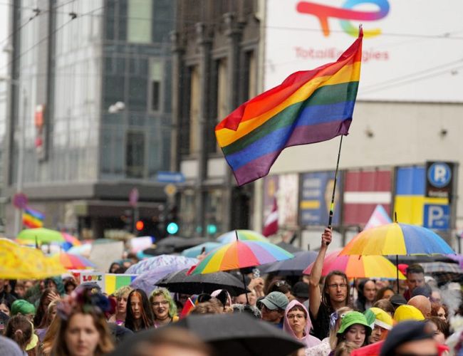 Убрать немедленно! Депутаты требуют снять флаг LGBT прайда с ратуши