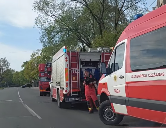 Спаслись из огня. Отец с сыновьями почти голые выпрыгнули из окна горящего дома
