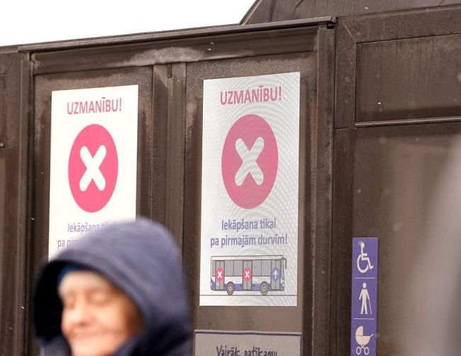 Без «зайцев» и бомжей: с августа в общественный транспорт Риги можно будет войти только через первую дверь