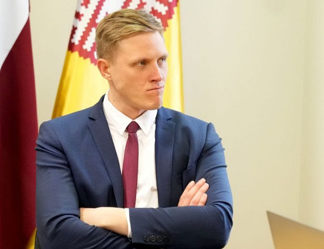 Опубликованы зарплаты депутатов за февраль: у кого и сколько?