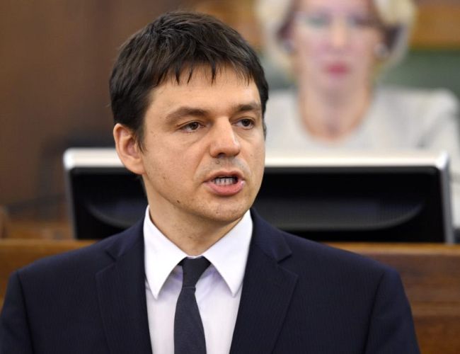 Шноре обещает взяться за вузы жёстко и прекратить поток иностранных студентов в Латвию