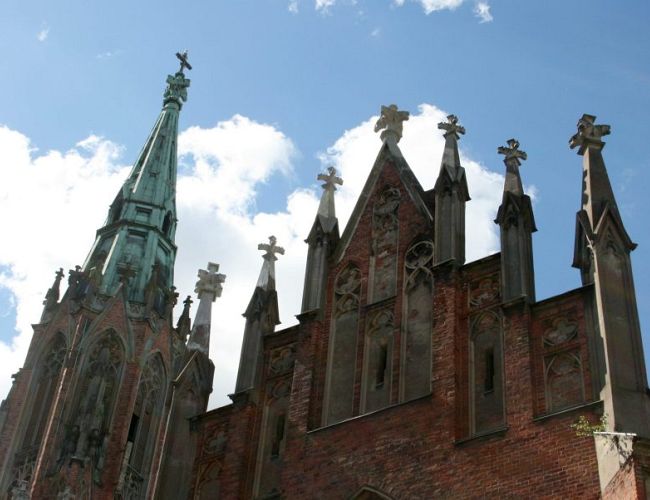 Площадь у старой церкви Св. Гертруды хотят переделать почти за миллион; многие рижане против