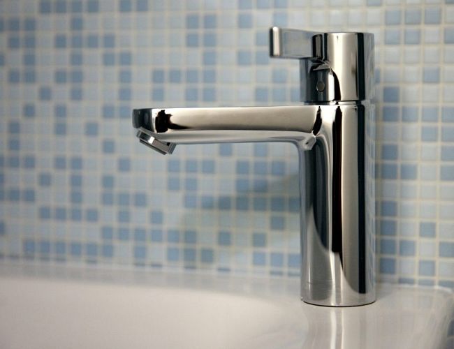 Конституционный суд пересмотрел правила начисления платы за потери воды в домах