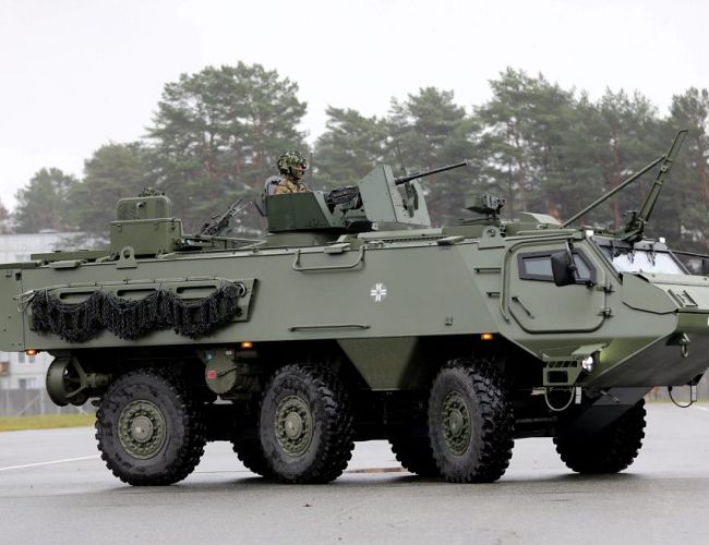 Бронетранспортеры из Латвии отправляются в Украину: Силиня с визитом в Киеве