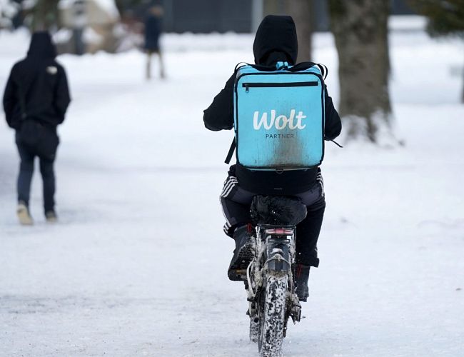 Лучше поздно, чем никогда: в Wolt вводят цифровой курс ПДД для курьеров
