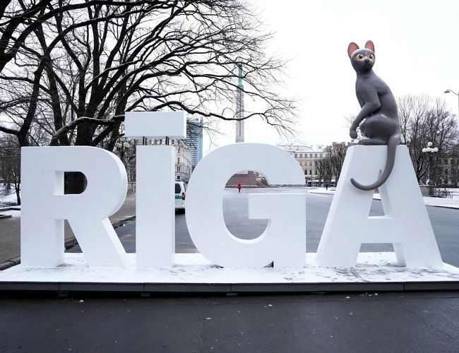 Рига рубит уличную рекламу: флаги — под запрет, витрины — по образцу