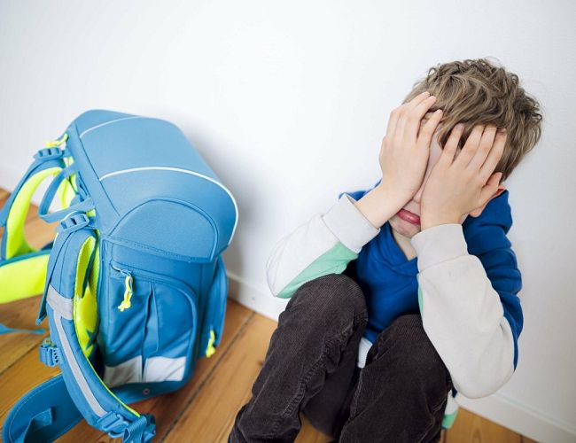 Учительницу ударил по голове бутылкой, одноклассникам грозит; на агрессивного школьника нет управы?