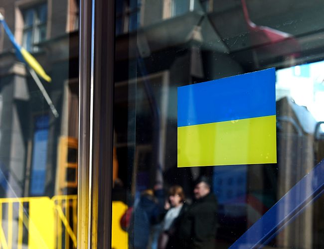 «Вы же обещали до победы?» Рижане спрашивают, почему нет флагов Украины в общественном транспорте