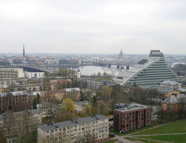 Латвия третья с конца в ЕС по средней зарплате за час. Но есть и хорошие новости