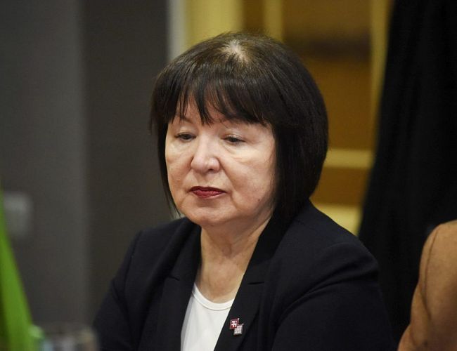 Сидит в нашем кафе и ест руками! Ланга снова в шоке (ФОТО)