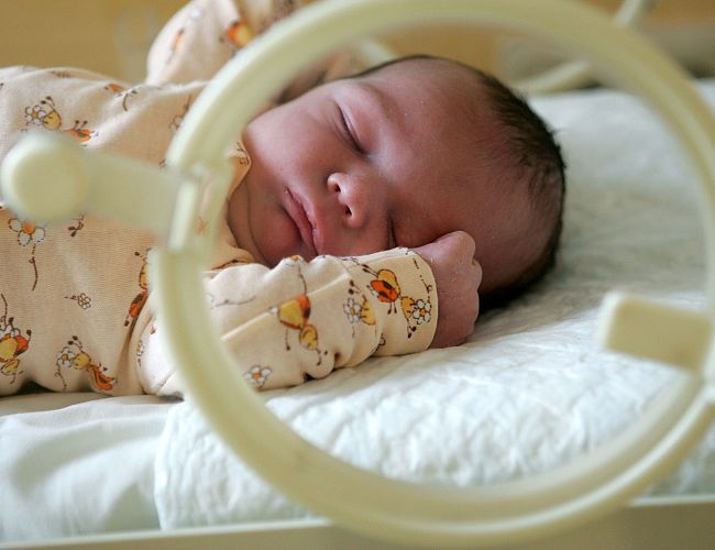 Pērn Latvijā miris par 25 bērniem vairāk nekā gadu iepriekš