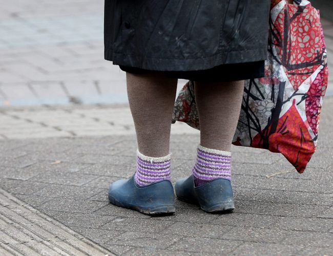 Одни дома: социальная помощь для одиноких стариков — кому и что положено