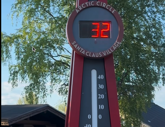 В Деревне Санта-Клауса + 32. Санта вспотел!