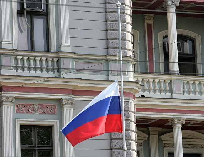 Браже: полиция начнет проверять документы у посетителей посольства России