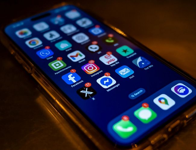 LMT, «Tele2» un «Bite Latvija» nodrošinās bezmaksas zvanus un īsziņas klientiem krīzes skartajās Tuvo Austrumu valstīs