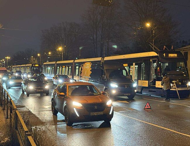 Трамваи в Иманту встали: образуется огромная пробка (ФОТО)