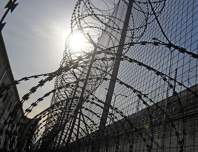 Daugavpilī lūdz saukt pie atbildības vīrieti par militārās agresijas slavinošu simbolu uzskrāpēšanu uz automašīnām