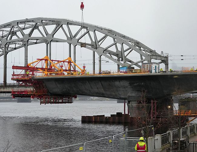 «Рижская консерва»: мост Rail Baltica через Даугаву заморожен на долгие годы