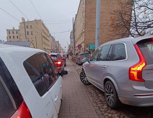 «Вы бы пустили детей в школу по такой велополосе?» Опасное место в центре Риги