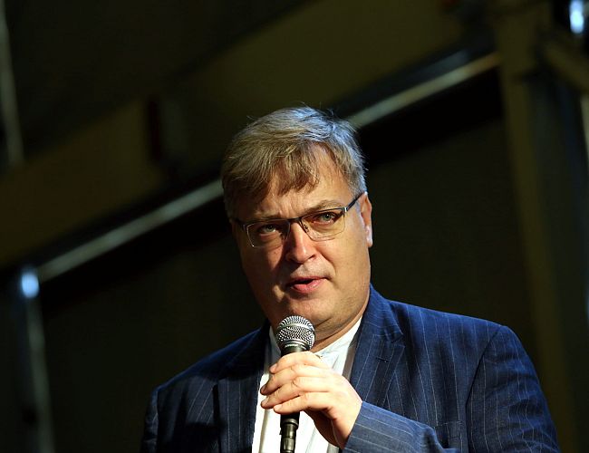 «Из-за летающей бочки придётся детей в подвале держать?!» Писатель — о «новой реальности»
