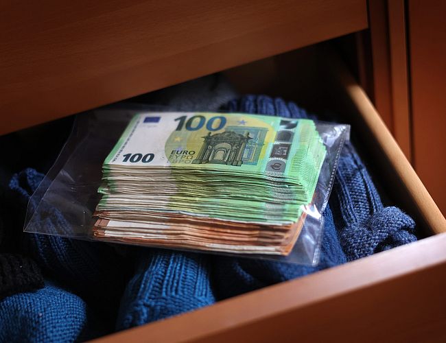 88-летняя жительница Таллина стала жертвой мошенников; возможно, схему применят и в Латвии