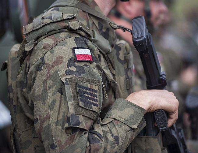 Польский солдат, давший очередь боевыми в ходе нарушения границы мигрантами, полностью оправдан