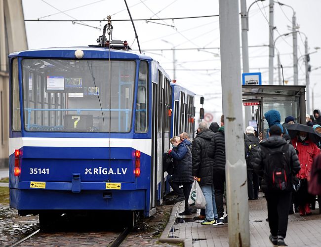 Не от хорошей жизни: пассажиры впечатлились багажом пожилого человека