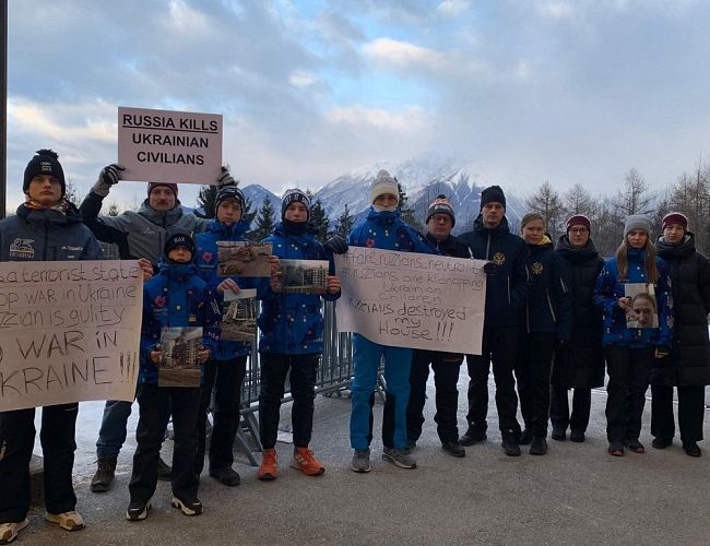 Вышли с плакатами в Австрии: сборная Латвии по скелетону выступила против участия РФ в Кубке Европы. ВИДЕО