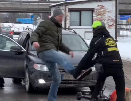 Дикие нравы: драка между водителем и велокурьером в Риге (ВИДЕО)