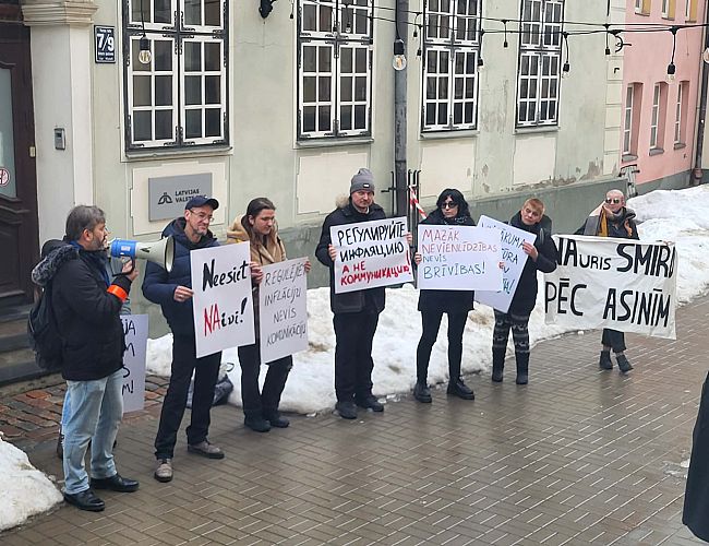 «Меньше неравноправия, а не свободы!» В Риге состоялся пикет в защиту русского языка