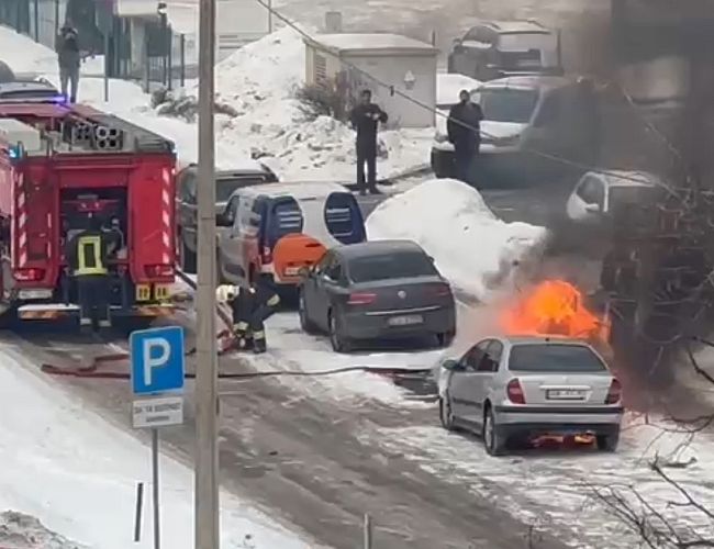На Катлакална сгорело авто. Пожарные действовали оперативно (видео)
