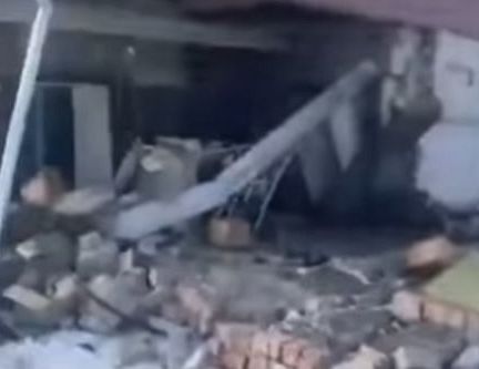 Daļēji sabrūkot veikala ēkai, Pastendē cietušas divas pārdevējas