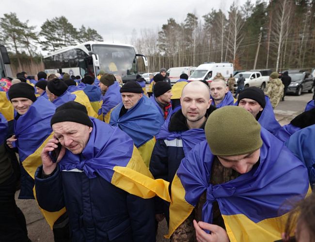 No Krievijas gūsta mājās atgriezušies 200 Ukrainas karavīru