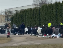 Уже и помолиться нельзя? Полиция расследует совершение массового намаза на тротуаре в Плявниеках (ВИДЕО)