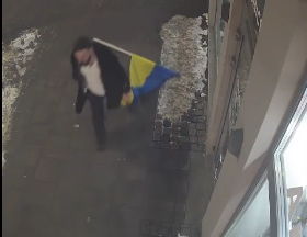 Узнаёте? Полиция разыскивает мужчину, сорвавшего украинский флаг со здания в Риге (ВИДЕО)