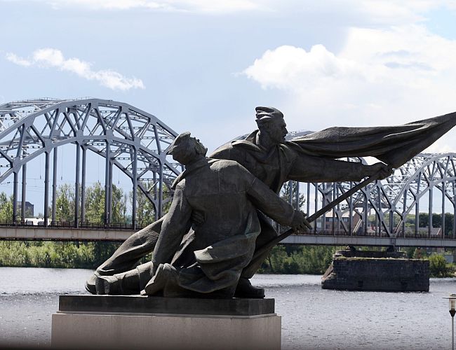 «У памятника русская аура»: что рижане думают о монументе бойцам революции 1905 года