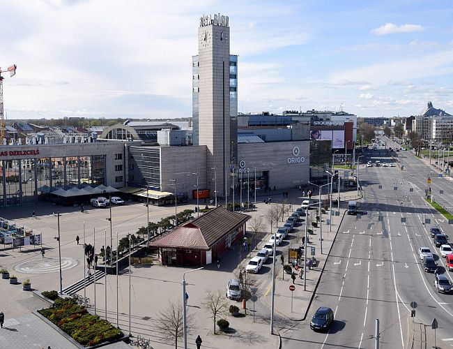 Закрыли цветочками: жители Риги обнаружили надписи на русском на привокзальной площади